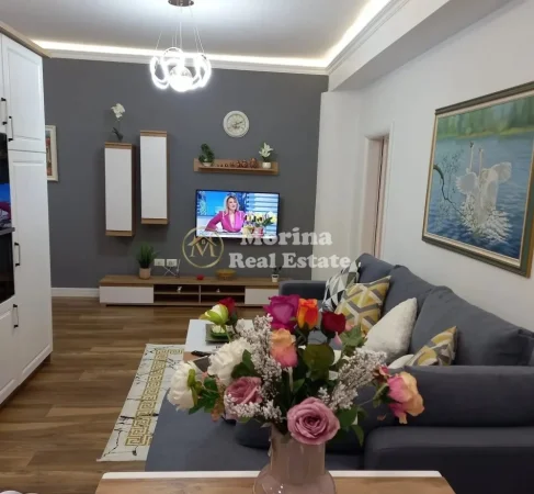 Tirane, jepet me qera apartament 1+1 Kati 4, 75 m² 750 € (Blloku)