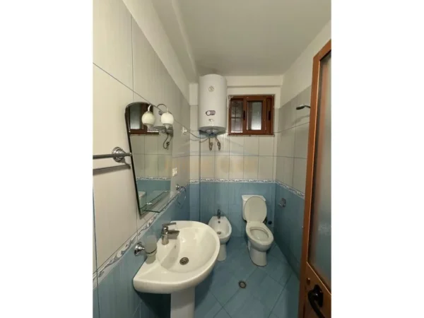Tirane, jepet me qera apartament 1+1 Kati 1, 62 m² 300 € (FRESK)