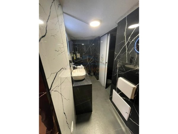 Tirane, shes ambjent biznesi Kati 0, 86 m² 210.000 € 