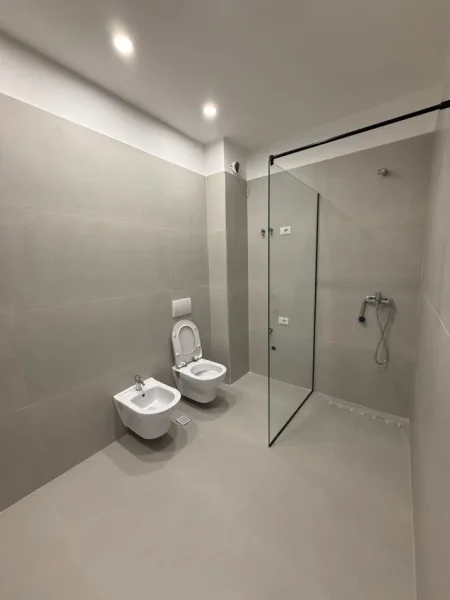 Tirane, shes apartament 2+1 , 118 m² 330.000 € (Liqeni i thate)