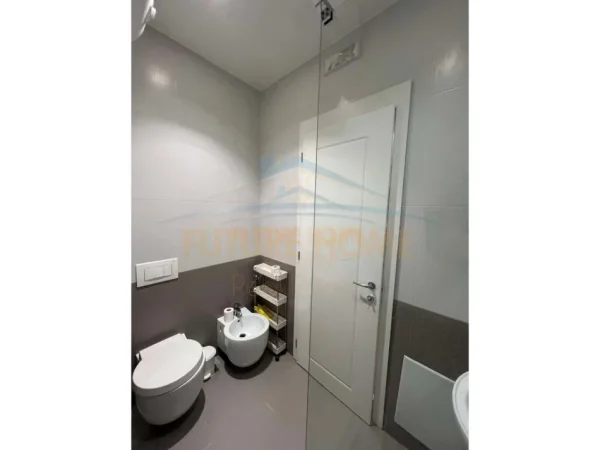 Tirane, jepet me qera apartament 1+1+Ballkon Kati 5, 82 m² 600 € 