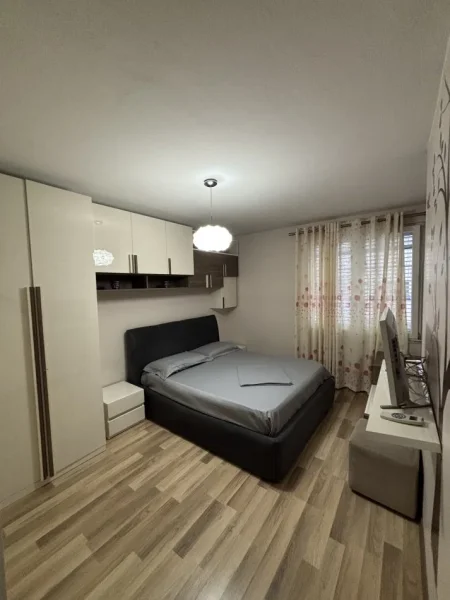 Tirane, jepet me qera apartament 2+1+Ballkon Kati 2, 100 m² 900 € (Mine peza)