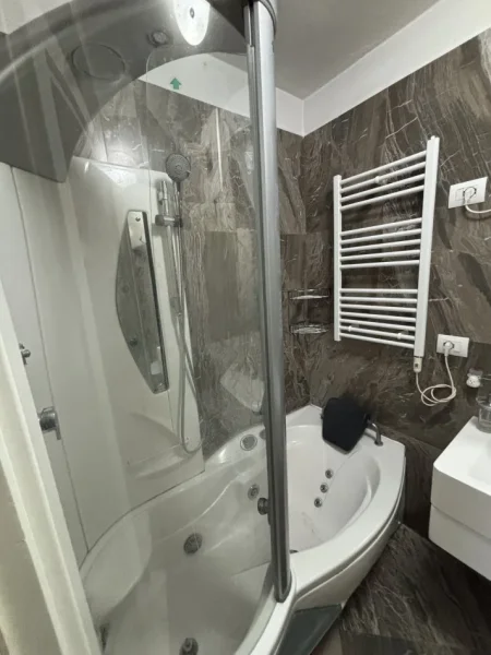 Tirane, jepet me qera apartament 2+1+Ballkon Kati 2, 100 m² 900 € (Mine peza)