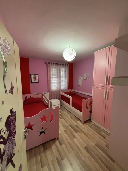 Tirane, jepet me qera apartament 2+1+Ballkon Kati 2, 100 m² 900 € (Mine peza)