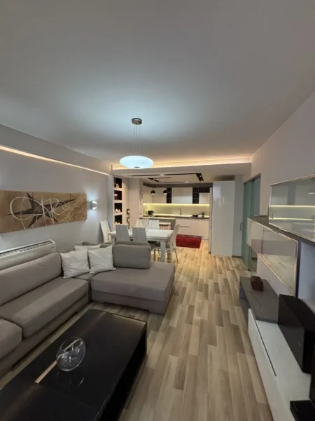 Tirane, jepet me qera apartament 2+1+Ballkon Kati 2, 100 m² 900 € (Mine peza)