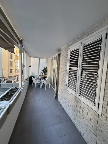 Tirane, jepet me qera apartament 2+1+Ballkon Kati 2, 100 m² 900 € (Mine peza)