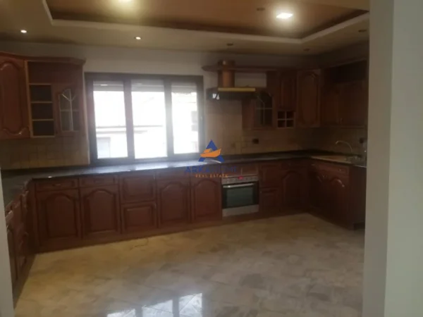 Tirane, jepet me qera apartament 3+1+Ballkon Kati 3, 150 m² 600 € 