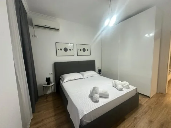 Tirane, jepet me qera apartament 1+1 , 100 m² 800 € (ruga e kavajes)