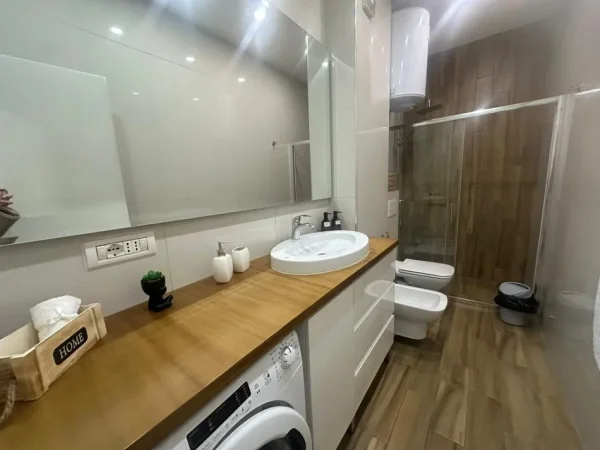 Tirane, jepet me qera apartament 1+1 , 100 m² 800 € (ruga e kavajes)