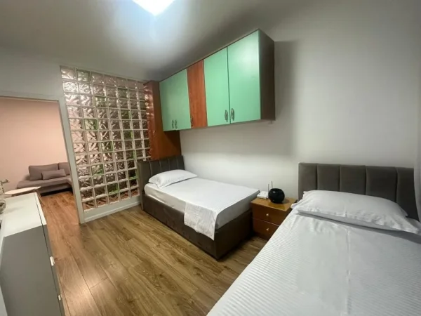 Tirane, jepet me qera apartament 1+1 , 100 m² 800 € (ruga e kavajes)