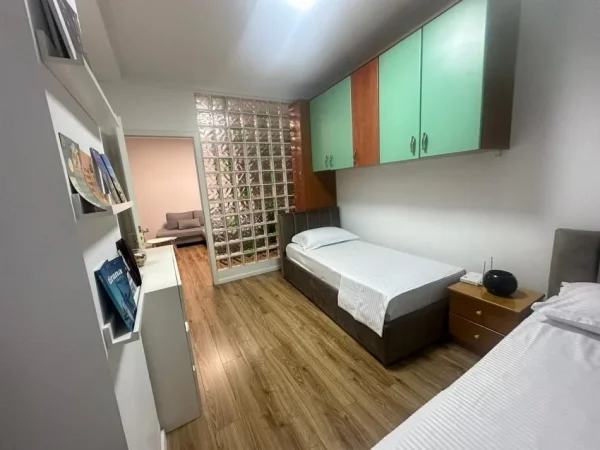Tirane, jepet me qera apartament 1+1 , 100 m² 800 € (ruga e kavajes)