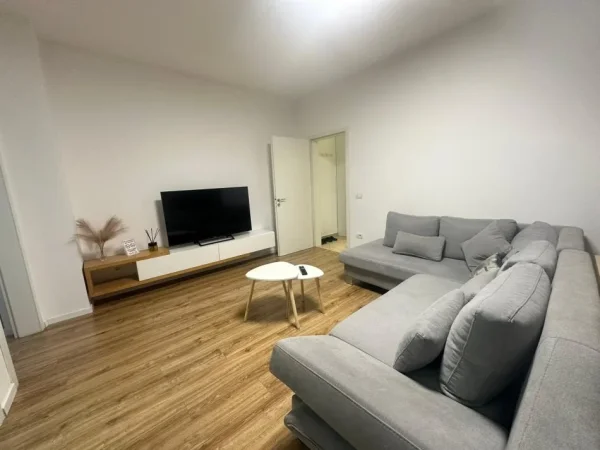 Tirane, jepet me qera apartament 1+1 , 100 m² 800 € (ruga e kavajes)