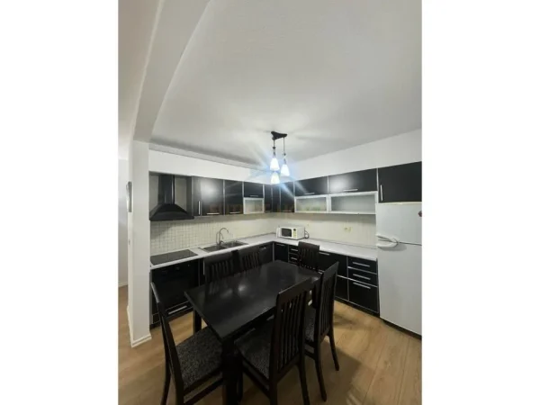 Tirane, jepet me qera apartament 2+1+Ballkon Kati 6, 100 m² 850 € (Gjin Blue Shpata)