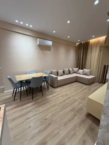 Tirane, jepet me qera apartament 1+1+Ballkon Kati 2, 60 m² 450 € (Residenca Oxa Fresk)