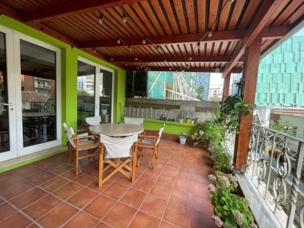 Tirane, shitet zyre , 187 m² 468.001 € (Bllok)