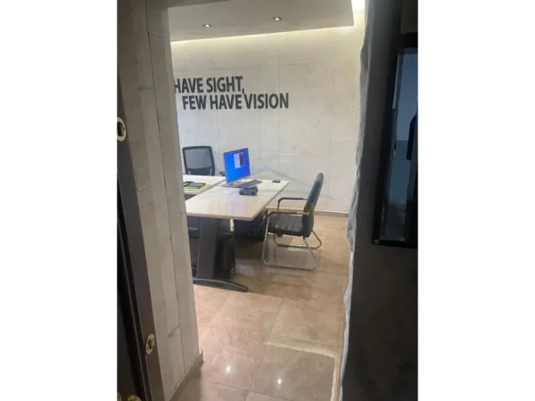 Tirane, jepet me qera zyre Kati 3, 44 m² 350 € (Stacioni i Trenit)