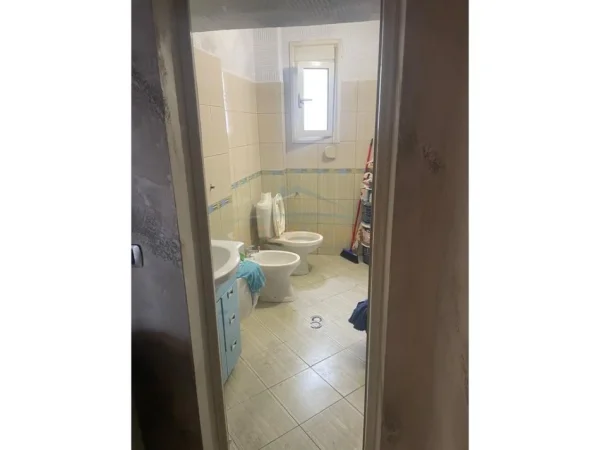 Tirane, jepet me qera zyre Kati 3, 44 m² 350 € (Stacioni i Trenit)