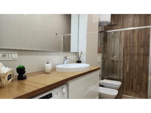 Tirane, jepet me qera apartament 2+1 Kati 2, 80 m² 800 € (Rruga Hime Kolli)