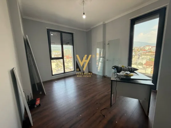 Tirane, jepet me qera apartament 3+1+Ballkon Kati 4, 137 m² 700 € (PORCELAN)