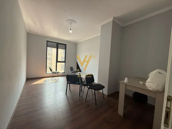 Tirane, jepet me qera apartament 3+1+Ballkon Kati 4, 137 m² 700 € (PORCELAN)