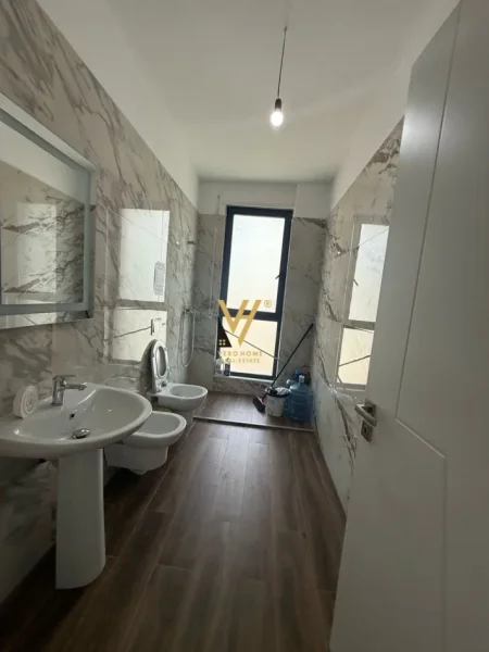 Tirane, jepet me qera apartament 3+1+Ballkon Kati 4, 137 m² 700 € (PORCELAN)