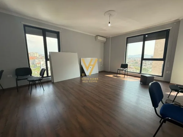 Tirane, jepet me qera apartament 3+1+Ballkon Kati 4, 137 m² 700 € (PORCELAN)