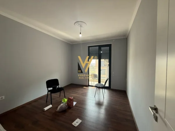 Tirane, jepet me qera apartament 3+1+Ballkon Kati 4, 137 m² 700 € (PORCELAN)