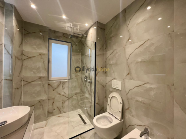 Tirane, jepet me qera  Apartament 3+1+Ballkon Kati 7, 140 m² 1.200 € ( Pazari i Ri, Tiranë)