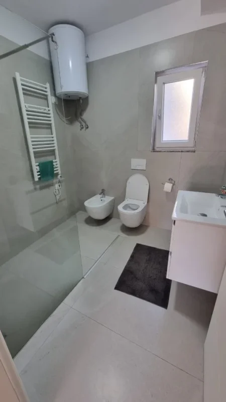 Jepet me Qira Apartament 1+1 Totalisht i Investuar ne Ali Dem pranë Kompleksit Grand,  450 €URO
