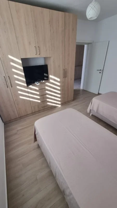 Jepet me Qira Apartament 1+1 Totalisht i Investuar ne Ali Dem pranë Kompleksit Grand,  450 €URO