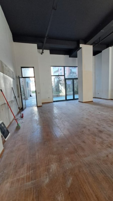 Tirane, jepet me qera dyqan Kati 0, 150 m² 1.500 € 