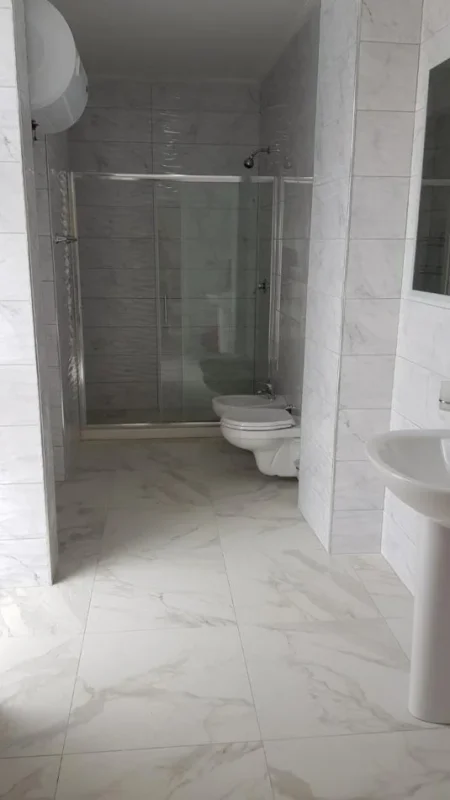 Tirane, jepet me qera apartament 2+1+2wc+Ballkon Kati 6, 110 m² 650 € (Rruga 5 maji Pallati Vila L)