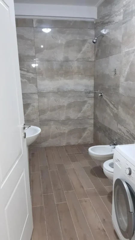 Tirane, jepet me qera apartament 2+1+2wc+Ballkon Kati 6, 110 m² 650 € (Rruga 5 maji Pallati Vila L)