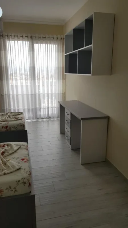 Tirane, jepet me qera apartament 2+1+2wc+Ballkon Kati 6, 110 m² 650 € (Rruga 5 maji Pallati Vila L)