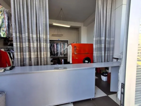 Tirane, shitet dyqan Kati 0, 50 m² 135.000 € (yzberisht)