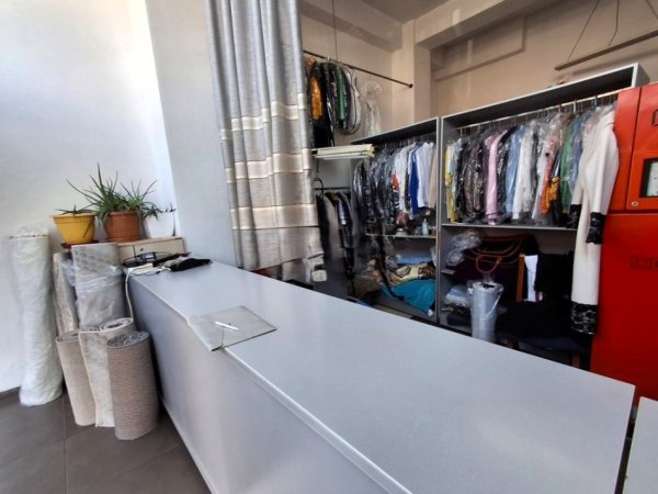 Tirane, shitet dyqan Kati 0, 50 m² 135.000 € (yzberisht)