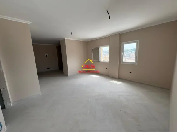 Vlore, shitet apartament 2+1+Ballkon Kati 10, 123 m² 135.000 € (Rruga Gjergj Kastrioti)