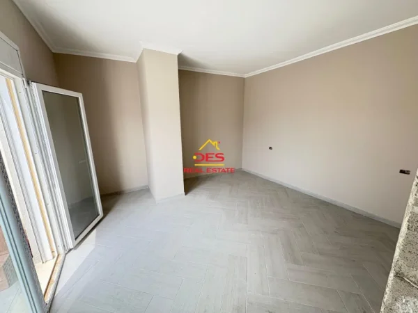 Vlore, shitet apartament 2+1+Ballkon Kati 10, 123 m² 135.000 € (Rruga Gjergj Kastrioti)
