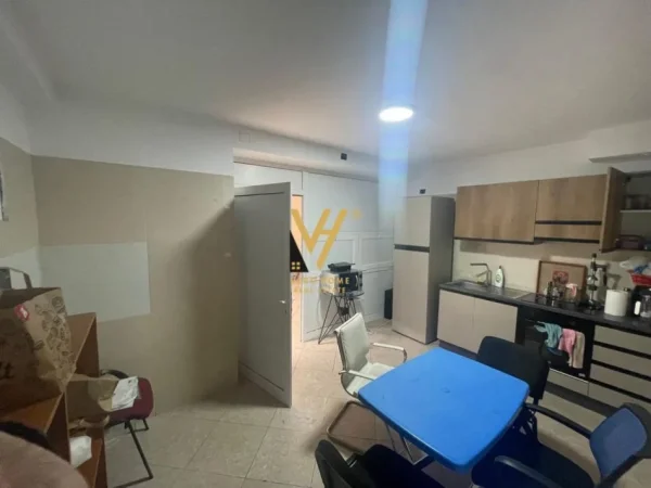 Tirane, jepet me qera ambjent biznesi Kati 0, 160 m² 1.850 € (PAZARI I RI)