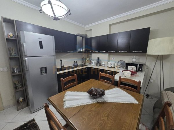 Tirane, shitet apartament 2+1+Ballkon Kati 8, 104 m² 160.000 € (UNAZA E RE)