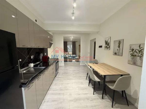 Tirane, jepet me qera apartament 2+1+Ballkon Kati 1, 80 m² 850 € (Rruga Dora Distria)