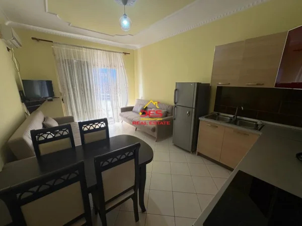 Vlore, jepet me qera apartament 1+1+Ballkon Kati 3, 70 m² 350 € (Rruga Rushit Gurishova)