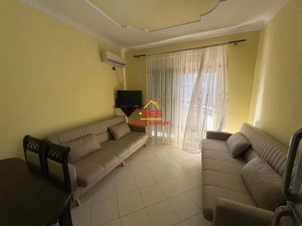 Vlore, jepet me qera apartament 1+1+Ballkon Kati 3, 70 m² 350 € (Rruga Rushit Gurishova)