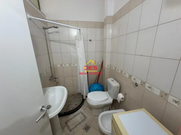 Vlore, jepet me qera apartament 1+1+Ballkon Kati 3, 70 m² 350 € (Rruga Rushit Gurishova)