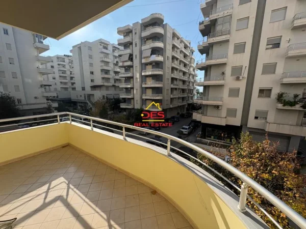Vlore, jepet me qera apartament 1+1+Ballkon Kati 3, 70 m² 350 € (Rruga Rushit Gurishova)
