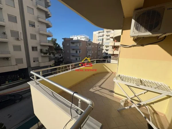 Vlore, jepet me qera apartament 1+1+Ballkon Kati 3, 70 m² 350 € (Rruga Rushit Gurishova)