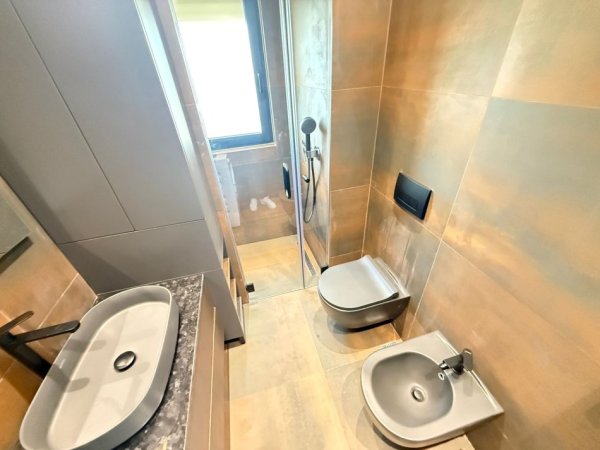 Tirane, jepet me qera apartament 2+1+Ballkon Kati 8, 125 m² 1.500 € (Zogu I Zi)