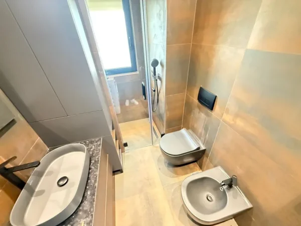 Tirane, jepet me qera apartament 2+1+Ballkon Kati 8, 125 m² 1.500 € (Zogu I Zi)