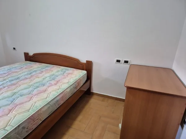 Tirane, jepet me qera apartament 2+1+Ballkon Kati 4, 65 m² 600 € (21 DHJETORI)