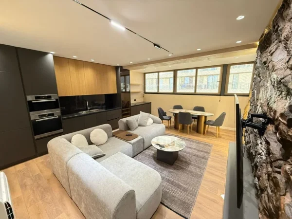 Tirane, jepet me qera apartament 2+1+Ballkon Kati 8, 125 m² 1.500 € (Zogu I Zi)